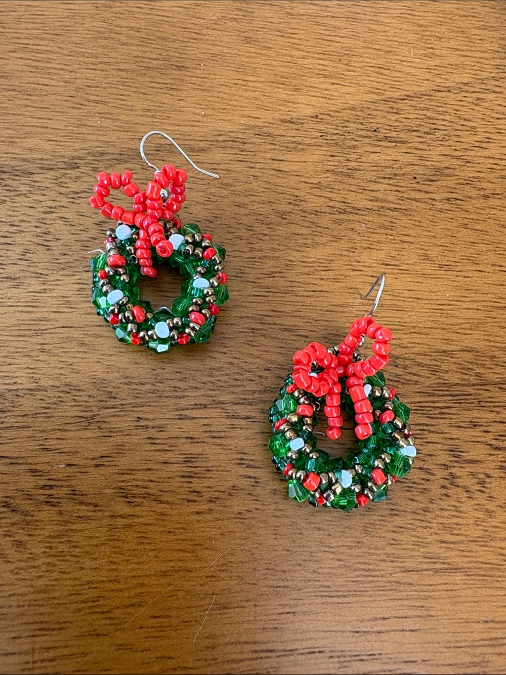 CHRISTMAS Festive Beaded Wreath Drop Earrings - Red & Green